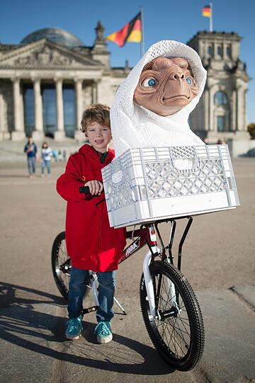 Politiker, Touristen und Berliner staunten am Montag nicht schlecht: Kult-Filmfigur "E.T." machte den Vorplatz des Berliner Reichstags unsicher...