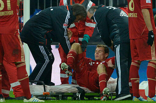 Holger Badstuber wird mit einer schweren Knieverletzung auf einer Trage abtransportiert