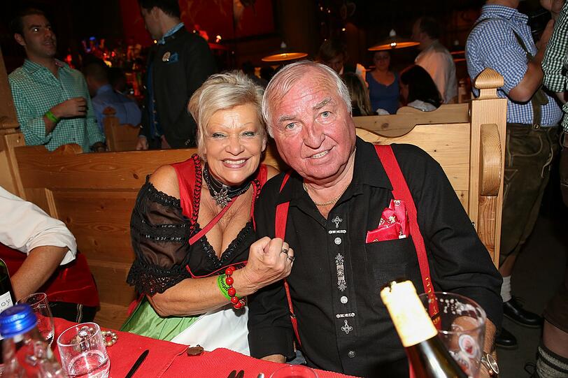 Hans-Ullrich "Ulli" Wegner mit Ehefrau Margret im Weinzelt.