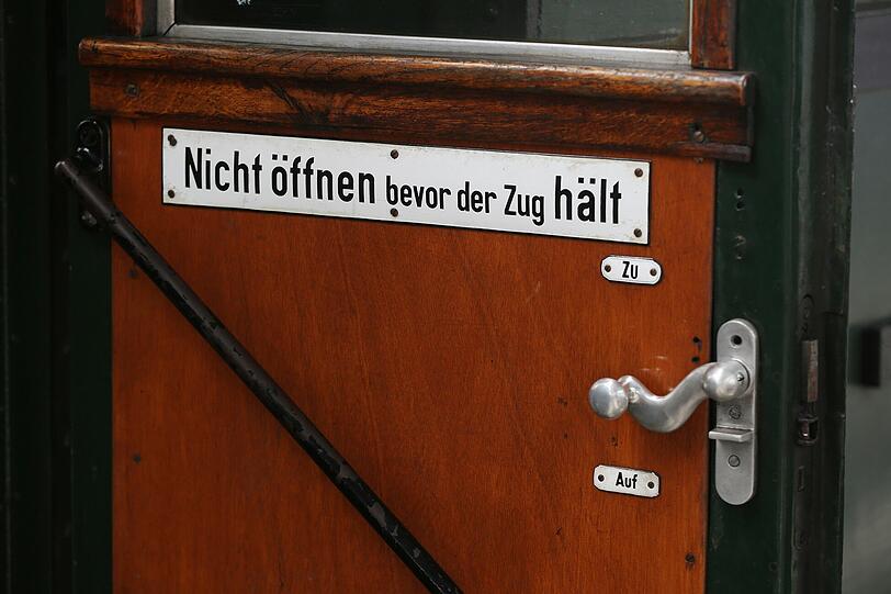 Deutliche Warnung an der Waggontür.