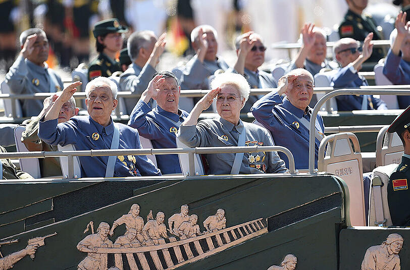 Bei der größten Militärparade seiner Geschichte hat China seine neuen Superwaffen präsentiert.