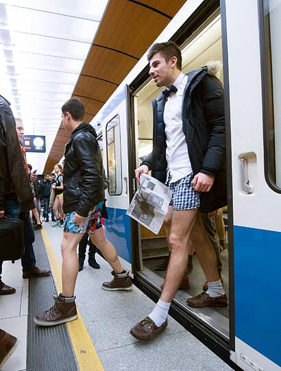 Auch in München traf man Fahrgäste unten ohne.