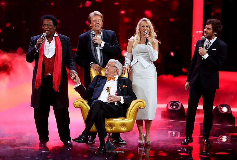 Die Sänger Roberto Blanco (hinten, l-r), Howard Carpendale, Barbara Schöneberger und Max Giesinger singen ein Medley für Entertainer Dieter Thomas Heck (M), der für sein Lebenswerk ausgezeichnet wurde.