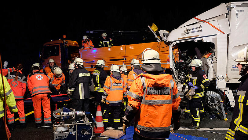 Die Fahrerkabine des Lkw wurde eingedrückt - der Fahrer kam mit lebensgefährlichen Verletzungen ins Krankenhaus.