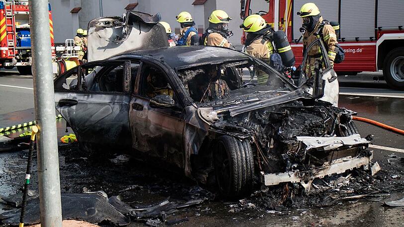 Der Mercedes brannte komplett aus, die Feuerwehr war mit etwa 30 Mann vor Ort. Klicken Sie sich durch die Bilder.