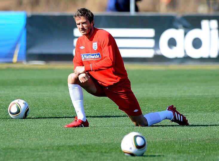 Zurück zu den Ex-Fußballern: David Beckham spielte für Manchester United, bevor er zu Real Madrid wechselte. Zudem war er jahrelang Mannschaftskapitän der englischen Nationalmannschaft. 2013 beendete Becks mit 38 Jahren seine Karriere bei Paris Saint-Germain.