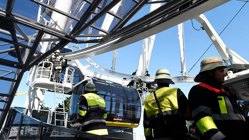 Die Feuerwehr München musste nach einem Brand 14 Personen aus dem Riesenrad "Hi Sky" retten.