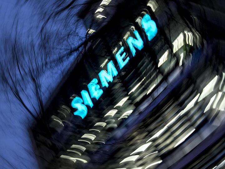 Das "Siemens"-Logo ist an einem Gebäude zu sehen. Foto: Amelie Geiger/dpa/Archiv