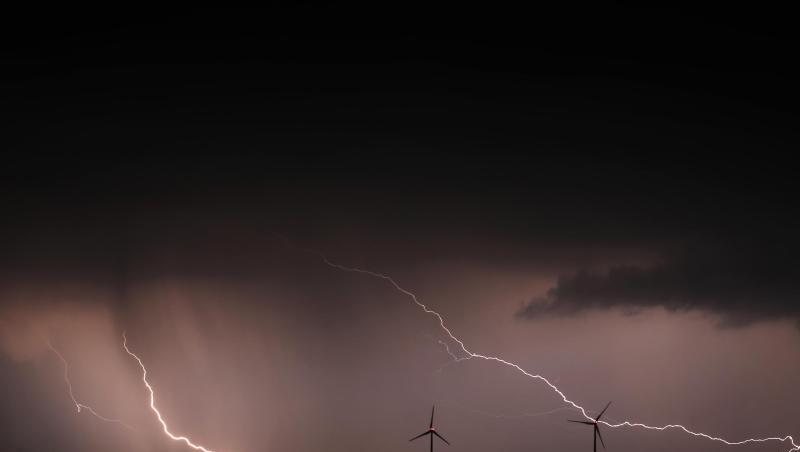 Blitze entladen sich hinter zwei Windrädern. Foto: Karl-Josef Hildenbrand/dpa/Symbolbild Blitze entladen sich hinter zwei Windrädern. Foto: Karl-Josef Hildenbrand/dpa/Symbolbild
