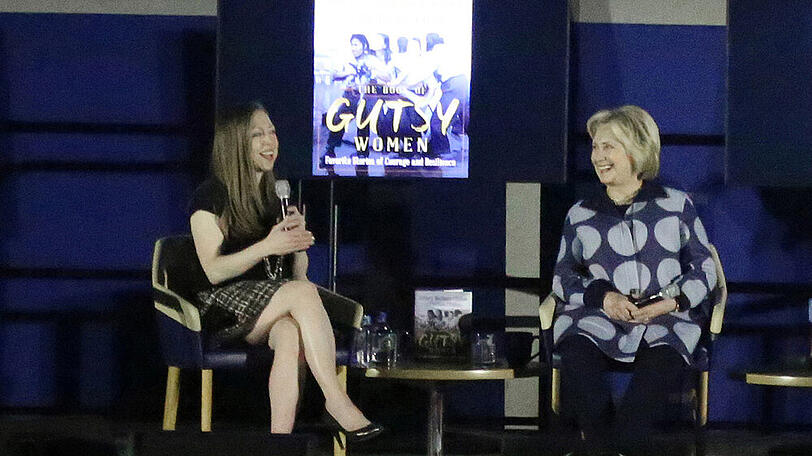 Chelsea Clinton (l.) und ihre Mutter Hillary Clinton arbeiten an einer Doku-Reihe zu ihrem Buch.