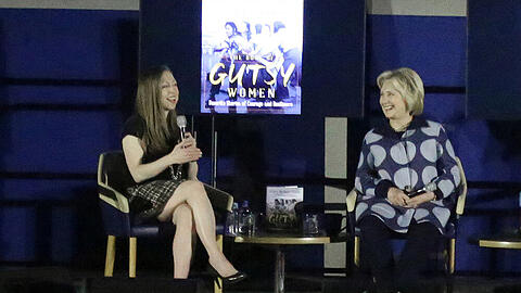Chelsea Clinton (l.) und ihre Mutter Hillary Clinton arbeiten an einer Doku-Reihe zu ihrem Buch.
