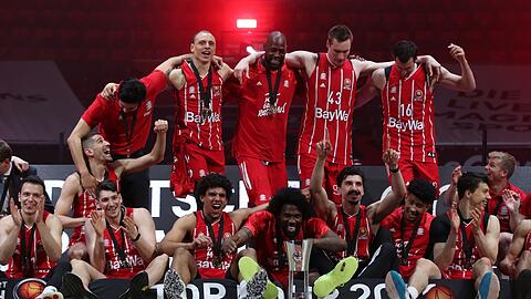 Nach dem Turnier in eigener Halle zum Pokalsieger 2021 gekürt: Die Basketballer des FC Bayern feiern den Finalsieg über Alba Berlin.