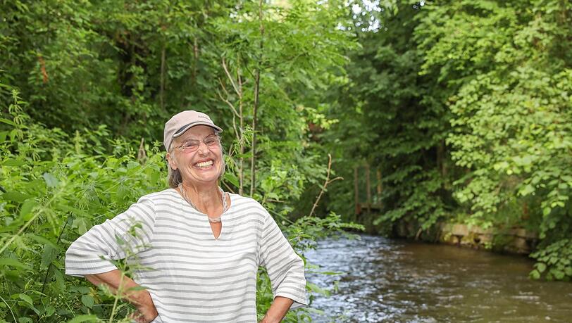 Rangerin Ursula Schleibner an der Würm, die idyllisch in Obermenzing vor ihrer Haustür plätschert. Rangerin Ursula Schleibner an der Würm, die idyllisch in Obermenzing vor ihrer Haustür plätschert.