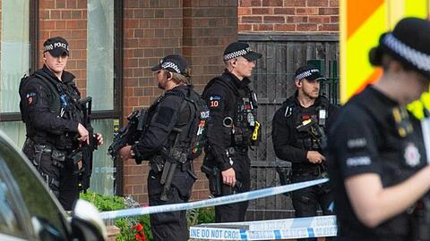 Schwerbewaffnete Polizeibeamte am Tatort in der Nähe der Belfairs Methodist Church, wo der konservative Abgeordnete David Amess zum Opfer eines Messerangriffs wurde.