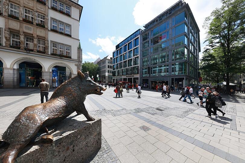 Die Sau vor dem Jagdmuseum: Hier konnte man bis vor genau 50 Jahren noch mit dem Auto die Kaufingerstraße queren.