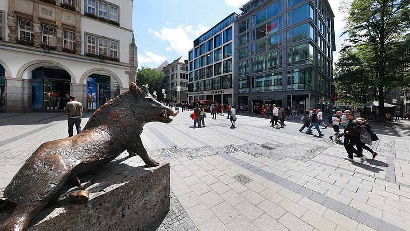 Die Sau vor dem Jagdmuseum: Hier konnte man bis vor genau 50 Jahren noch mit dem Auto die Kaufingerstraße queren.