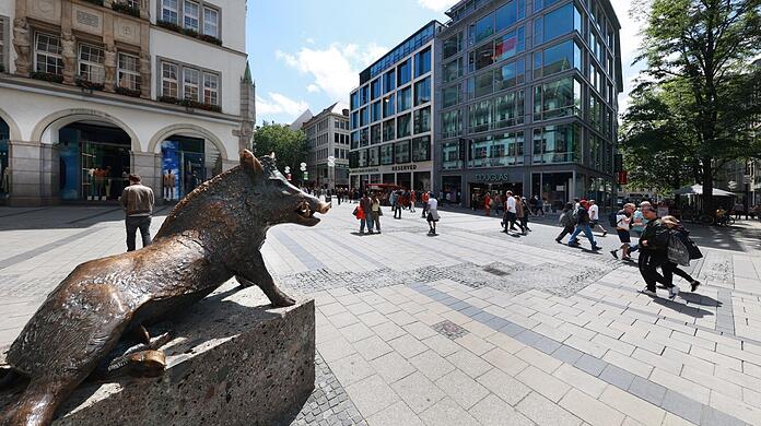 Die Sau vor dem Jagdmuseum: Hier konnte man bis vor genau 50 Jahren noch mit dem Auto die Kaufingerstraße queren.