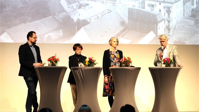 Maximilian Strnad, Barbara Hutzelmann, Eva Tyrell und Andreas Heusler (v.l.) zeichnen während der Gedenkveranstaltung die Lebenswege der Ermordeten nach. Maximilian Strnad, Barbara Hutzelmann, Eva Tyrell und Andreas Heusler (v.l.) zeichnen während der Gedenkveranstaltung die Lebenswege der Ermordeten nach.
