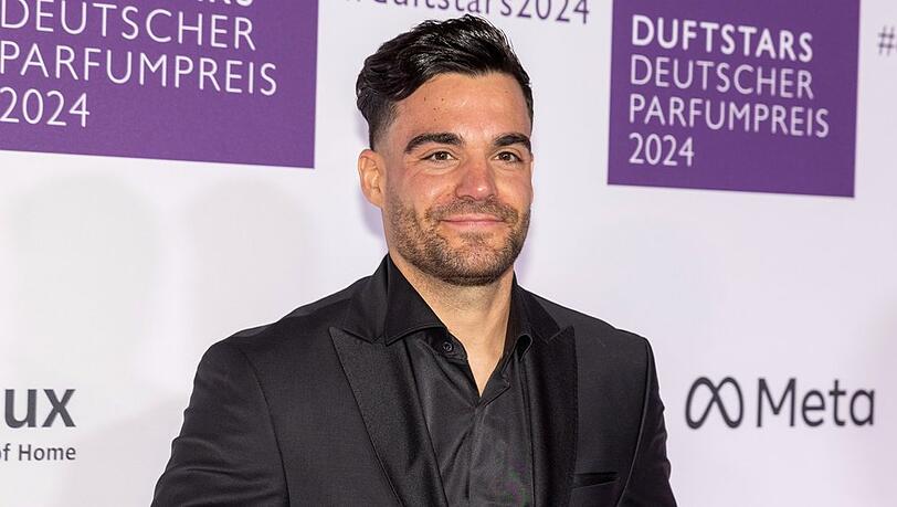 Stefano Zarrella musste abgeschleppt werden. Ihm geht es nach einem Unfall mit dem Auto zum Gl&uuml;ck gut.