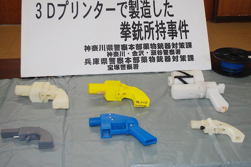 Plastikpistolen liegen im Polizeipräsidium im japanischen Yokohama. Ein 27-Jähriger wurde verhaftet, weil er sich diese Pistolen mit einem 3D-Drucker gefertigt hatte. Zwei von ihnen sollen fähig sein, tödliche Kugeln abzufeuern. In Japan ist der Besitz von Schusswaffen strikt verboten.