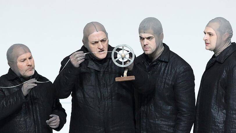 John Daszak als Robert F. Scott in "South Pole". John Daszak als Robert F. Scott in "South Pole".