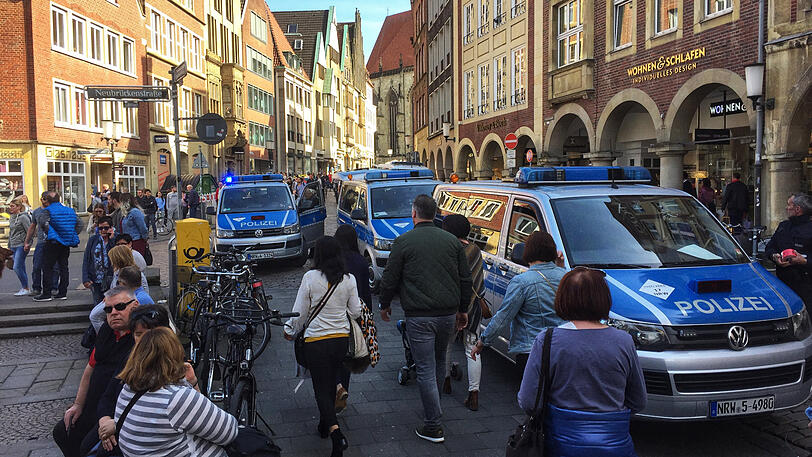 Ein Lkw ist in der Innenstadt von Münster in eine Menschenmenge gefahren. Die Bilder vom Einsatz der Polizei- und Rettungskräfte.