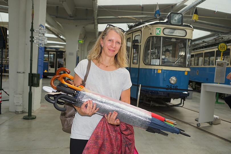 <p><strong>Ines Fischer, Erzieherin</strong>: &bdquo;Ich habe für 19 Euro mehrere schicke regenschirme erstanden. Ich habe drei Kinder - die werden sich darüber freuen. Für den Notfall braucht man immer einen Schirm - aber natürlich mag ich es lieber, wenn sonst die Sonne scheint. Der Preis für die vielen Schirme ist super. Überhaupt: Für mich war es aufregend, bei der Versteigerung mit dabei zu sein.&ldquo;<br />