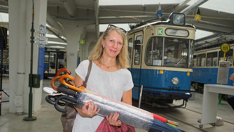 <p><strong>Ines Fischer, Erzieherin</strong>: „Ich habe für 19 Euro mehrere schicke regenschirme erstanden. Ich habe drei Kinder - die werden sich darüber freuen. Für den Notfall braucht man immer einen Schirm - aber natürlich mag ich es lieber, wenn sonst die Sonne scheint. Der Preis für die vielen Schirme ist super. Überhaupt: Für mich war es aufregend, bei der Versteigerung mit dabei zu sein.“<br /> <p><strong>Ines Fischer, Erzieherin</strong>: „Ich habe für 19 Euro mehrere schicke regenschirme erstanden. Ich habe drei Kinder - die werden sich darüber freuen. Für den Notfall braucht man immer einen Schirm - aber natürlich mag ich es lieber, wenn sonst die Sonne scheint. Der Preis für die vielen Schirme ist super. Überhaupt: Für mich war es aufregend, bei der Versteigerung mit dabei zu sein.“<br />