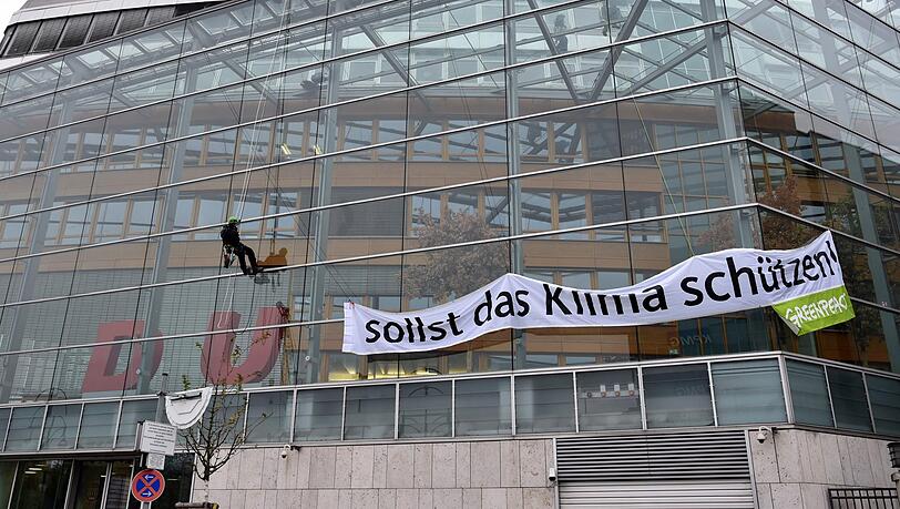 Der Schriftzug DU aus dem Parteiennamen CDU ist in der CDU-Bundesgeschäftsstelle, dem Konrad-Adenauer-Haus zu sehen. Greenpeace-Aktivisten haben zusätzlich mit einem Transparent den Slogan "DU sollst das Klima schützen", gebildet. Der Schriftzug DU aus dem Parteiennamen CDU ist in der CDU-Bundesgeschäftsstelle, dem Konrad-Adenauer-Haus zu sehen. Greenpeace-Aktivisten haben zusätzlich mit einem Transparent den Slogan "DU sollst das Klima schützen", gebildet.