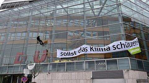 Der Schriftzug DU aus dem Parteiennamen CDU ist in der CDU-Bundesgeschäftsstelle, dem Konrad-Adenauer-Haus zu sehen. Greenpeace-Aktivisten haben zusätzlich mit einem Transparent den Slogan "DU sollst das Klima schützen", gebildet.