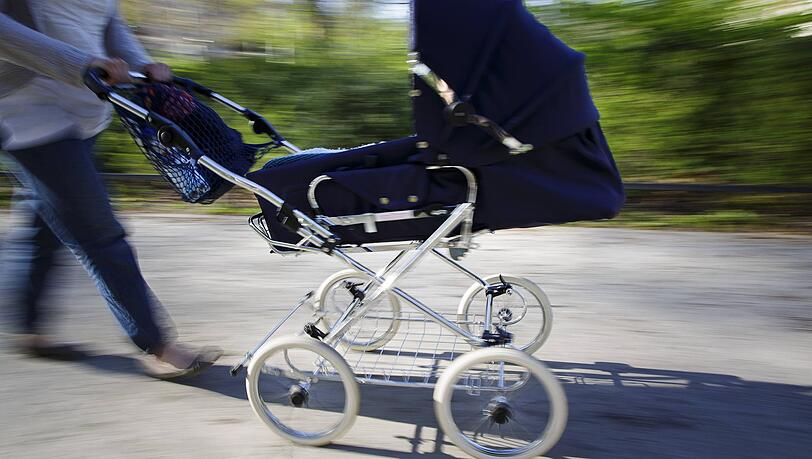 Mit der kleinen Tochter im Kinderwagen wollte eine 24-jährige Schwangere auf Diebestour gehen. (Symbolbild)