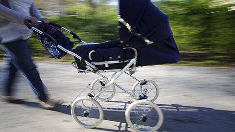 Mit der kleinen Tochter im Kinderwagen wollte eine 24-jährige Schwangere auf Diebestour gehen. (Symbolbild)