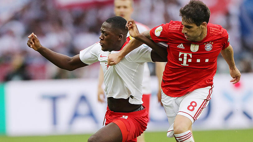 JAVI MARTINEZ, NOTE 3: Statt des verletzten Goretzka (muskuläre Beschwerden) wieder als Sechser dabei. Letztmals Ende April beim 1:1 in Nürnberg auf dem Platz, nun als Wellenbrecher der Leipziger Angriffe gefordert. Warf sich in jeden Zweikampf, hatte meist die wuchtigere Physis als die Leipziger. Legte sich nach einem Foul mit Poulsen an. Musste nach 65 Minuten raus.