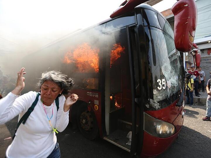 Ein Reisebus steht in Flammen.