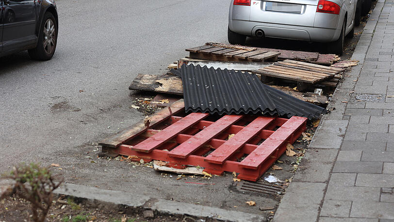 An eine Bewirtung auf dieser Schanigartenfläche in der Reichenbachstraße möchte man im Moment lieber nicht denken - nicht nur wegen der kalten Temperaturen.