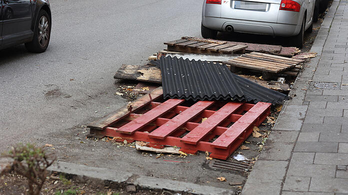 An eine Bewirtung auf dieser Schanigartenfläche in der Reichenbachstraße möchte man im Moment lieber nicht denken - nicht nur wegen der kalten Temperaturen.