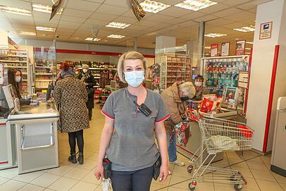 "Die meisten Kunden tragen weiter Maske", sagt Christina (41), die die Rossmann-Filiale am Kurfürstenplatz leitet, "jeder macht es, wie er will". "Die meisten Kunden tragen weiter Maske", sagt Christina (41), die die Rossmann-Filiale am Kurfürstenplatz leitet, "jeder macht es, wie er will".
