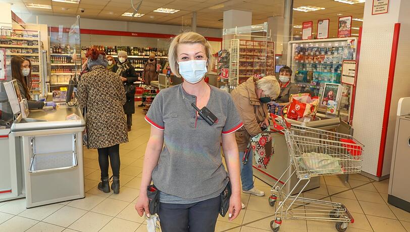 "Die meisten Kunden tragen weiter Maske", sagt Christina (41), die die Rossmann-Filiale am Kurfürstenplatz leitet, "jeder macht es, wie er will". "Die meisten Kunden tragen weiter Maske", sagt Christina (41), die die Rossmann-Filiale am Kurfürstenplatz leitet, "jeder macht es, wie er will".