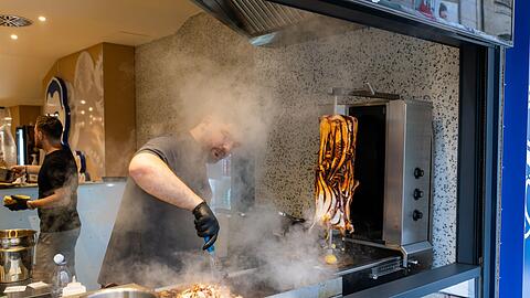 Wie ein herkömmlicher Döner wird der Calamari-Kebab am Spieß mariniert.