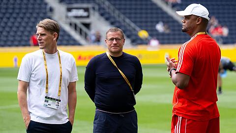 Verantwortlich f&uuml;r die Bayern-Profis: Sportdirektor Christoph Freund (links), Sportvorstand Max Eberl (Mitte) und Trainer Vincent Kompany. (Archivbild)