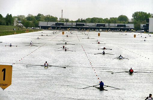 Aufwärmen vor einem Wettkampf auf der Olympia-Regattaanlage in München-Oberschleißheim. Im Hintergrund  die Bootshallen.