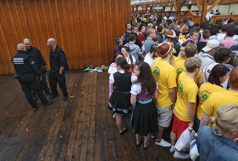 Dusl &ndash; Glück. Dusl hat man auf der Wiesn vor allem dann, wenn man an einem Wochenende auch nach 10 Uhr früh noch in ein Festzelt kommt.