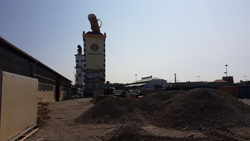 Paulaner und Löwenbräu auf der Wiesn-Baustelle.