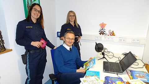 Hier können inhaftierte Väter ihren Kindern Geschichten auf CD aufnehmen. Karin Hegele (r.) setzt das Projekt mit ihrer Kollegin Christina Schuder und JVA-Leiter Andreas Stoiber um.