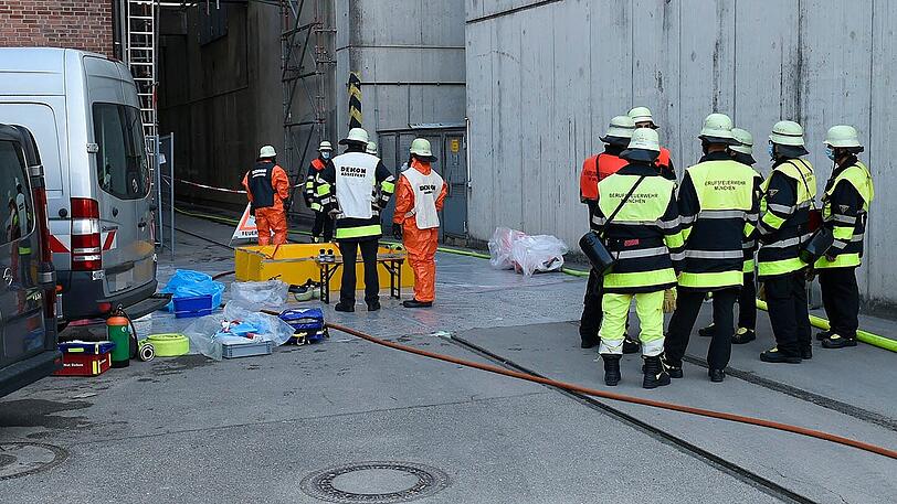 Wie es zu dem Vorfall kam, werde jetzt der Betreiber, die entsprechenden Fachbereiche der Berufsgenossenschaft und die Polizei ermitteln, so die Feuerwehr.