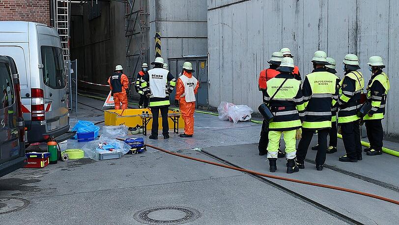 Wie es zu dem Vorfall kam, werde jetzt der Betreiber, die entsprechenden Fachbereiche der Berufsgenossenschaft und die Polizei ermitteln, so die Feuerwehr. Wie es zu dem Vorfall kam, werde jetzt der Betreiber, die entsprechenden Fachbereiche der Berufsgenossenschaft und die Polizei ermitteln, so die Feuerwehr.