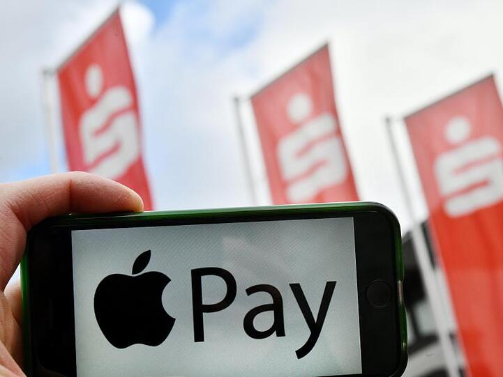 Eine echte Premiere: Die Sparkassen hatten Ende 2018 noch zurückhaltend auf Apple Pay reagiert.