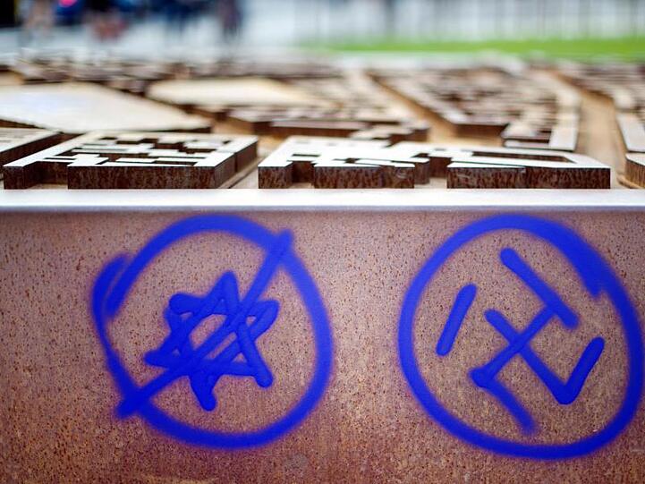 Zu den verbreiteten antisemitischen Vorurteilen zählen laut der FRA-Studie Aussagen wie "Israelis benehmen sich wie Nazis gegenüber den Palästinensern".