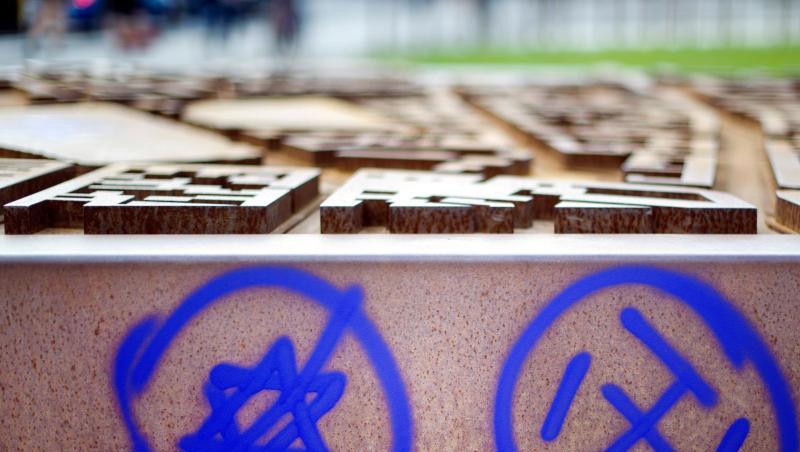 Zu den verbreiteten antisemitischen Vorurteilen zählen laut der FRA-Studie Aussagen wie "Israelis benehmen sich wie Nazis gegenüber den Palästinensern". Zu den verbreiteten antisemitischen Vorurteilen zählen laut der FRA-Studie Aussagen wie "Israelis benehmen sich wie Nazis gegenüber den Palästinensern".