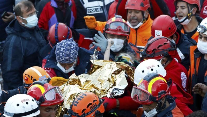 Rettungshelfer tragen die gerettete Dreijährige in Izmir aus den Trümmern.